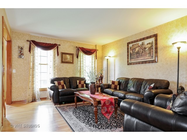 2731 Fairhauser Road Naperville, IL 60564 - Photo 3 of 20