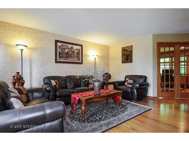 2731 Fairhauser Road Naperville, IL 60564 - Photo 4 of 20