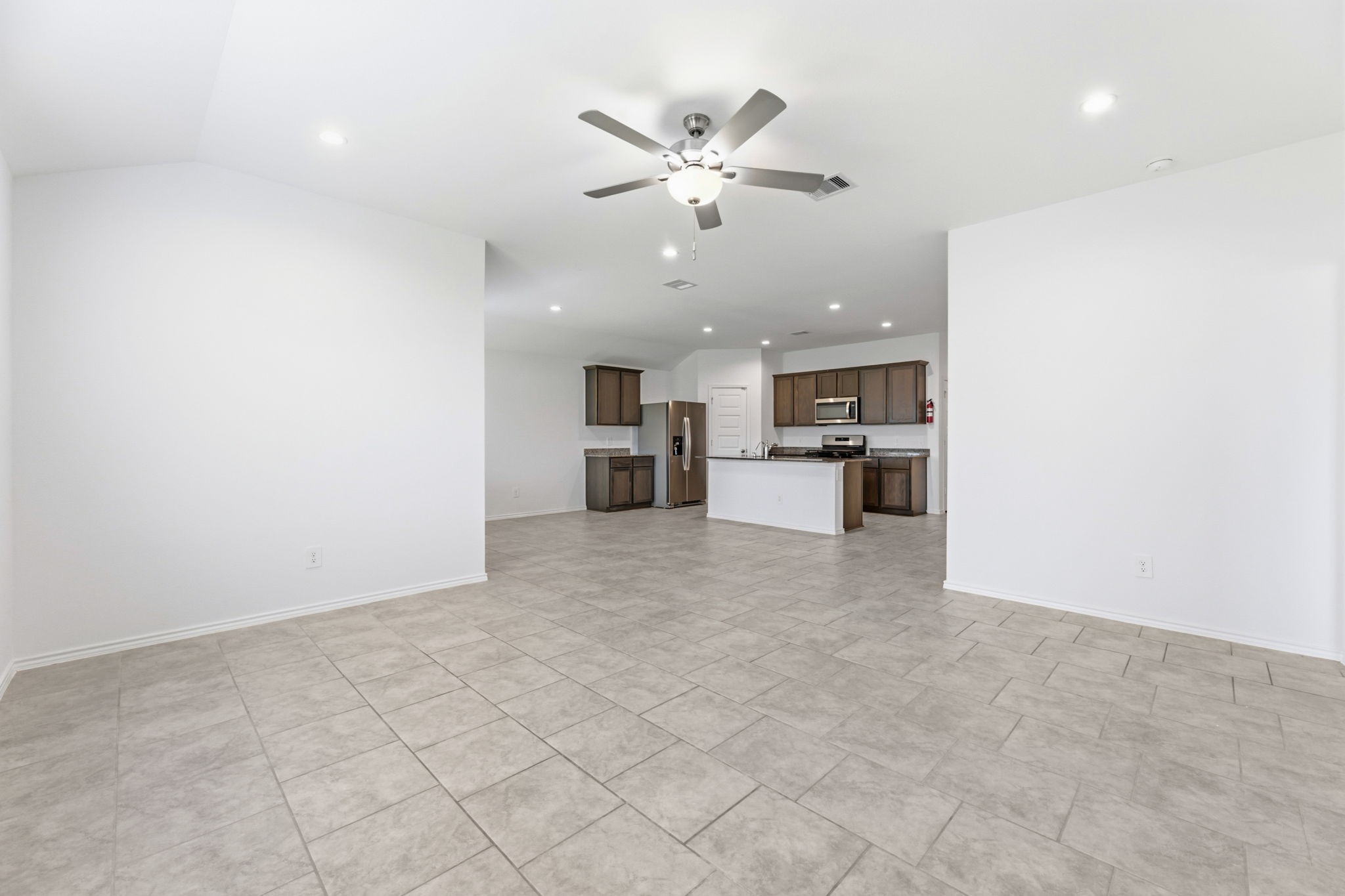 7530 Cynomys Court Rosharon, TX 77583 - Photo 12 of 30 Family room look into the kitchen