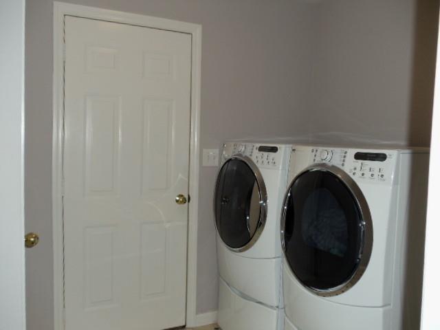 2526 Bodenham Road Pulaski, TN 38478 - Photo 9 of 20 a utility room with dryer and washer