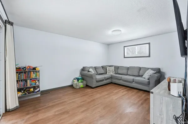 $180,000 | 820 Pinetree Drive, Fort Wayne, IN 46819