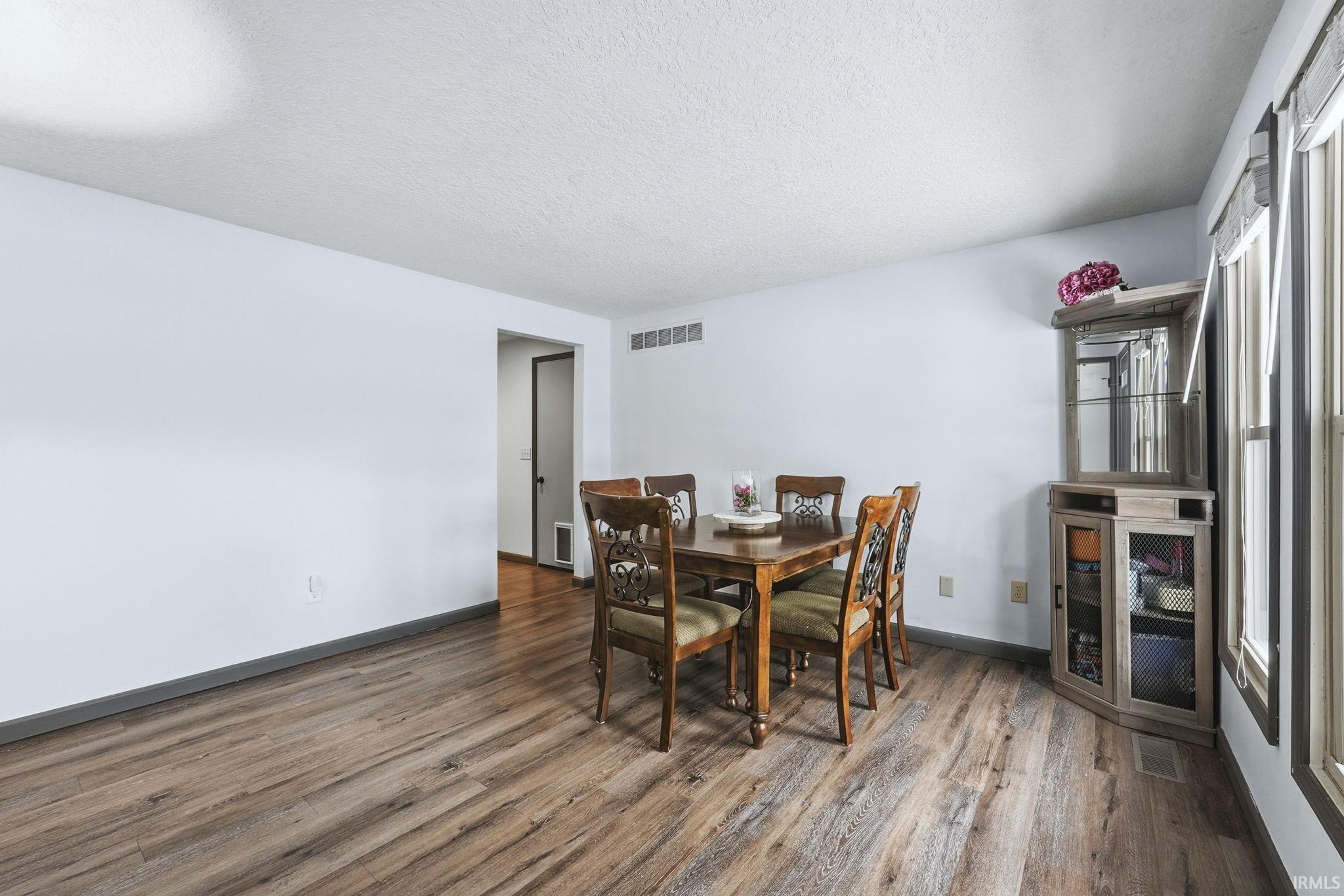 820 Pinetree Drive Fort Wayne, IN 46819 - Photo 4 of 32