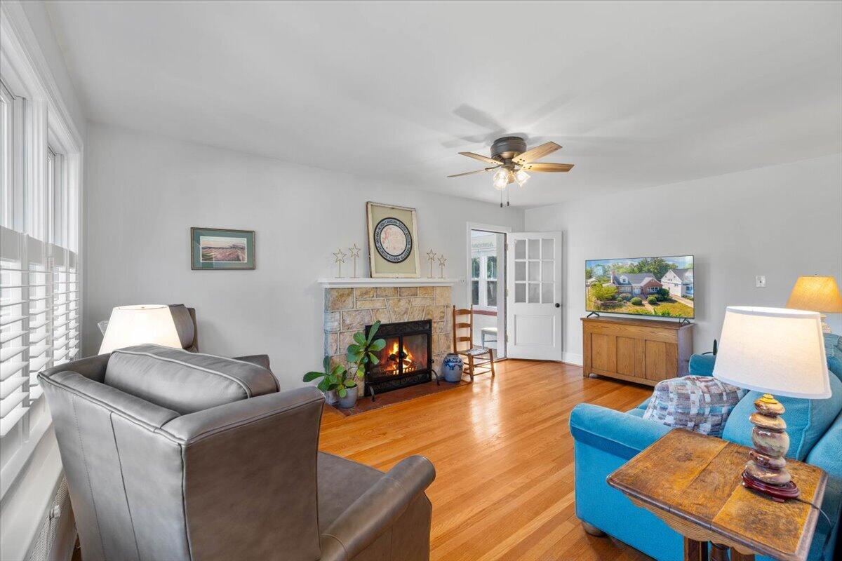 1902 Avon Road Southwest Roanoke, VA 24015 - Photo 4 of 55 04-Interior-2