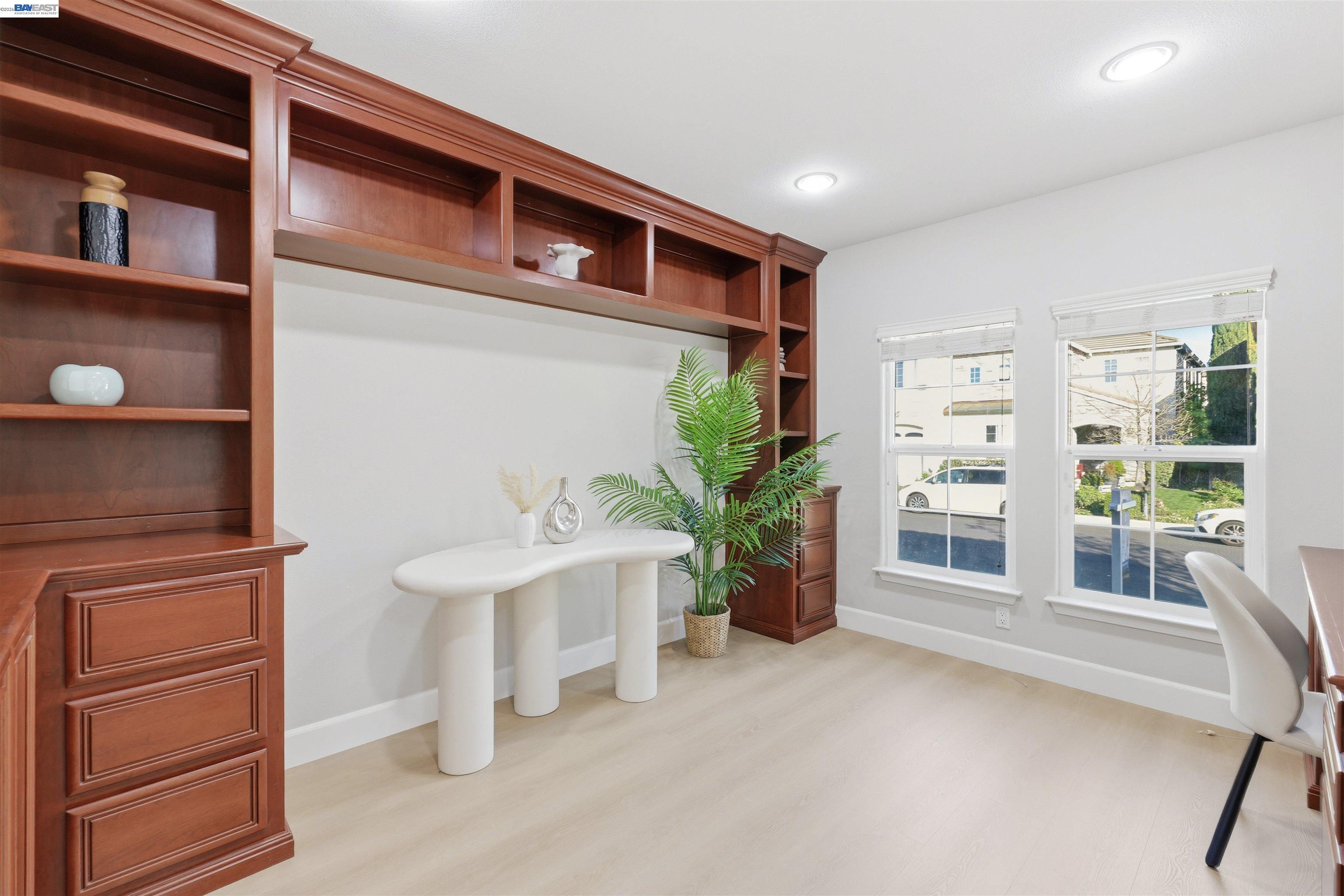 116 Macedon Court San Ramon, CA 94582 - Photo 21 of 60 a living room with furniture and a potted plant
