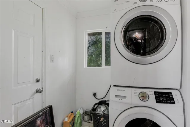 a view of entryway with washer and dryer