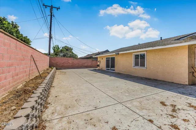 a view of a backyard