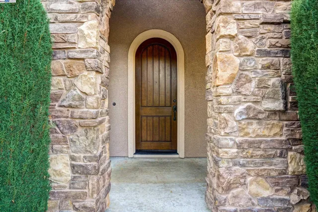 a view of entryway with a front door