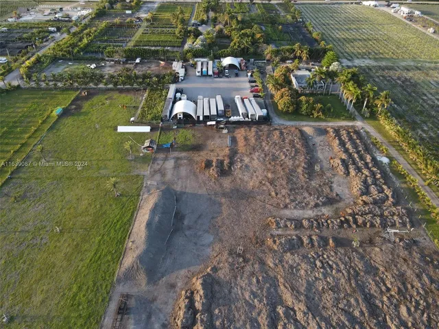 a view of residential houses with outdoor space