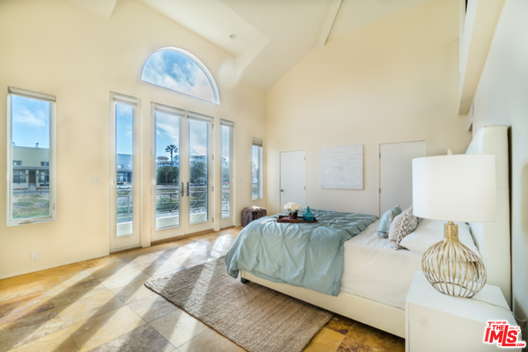 4515 Roma Court Marina del Rey, CA 90292 - Photo 15 of 31 a bedroom with a large bed and a window