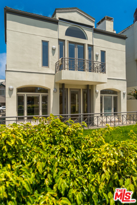 4515 Roma Court Marina del Rey, CA 90292 - Photo 26 of 31 a front view of a house with a garden