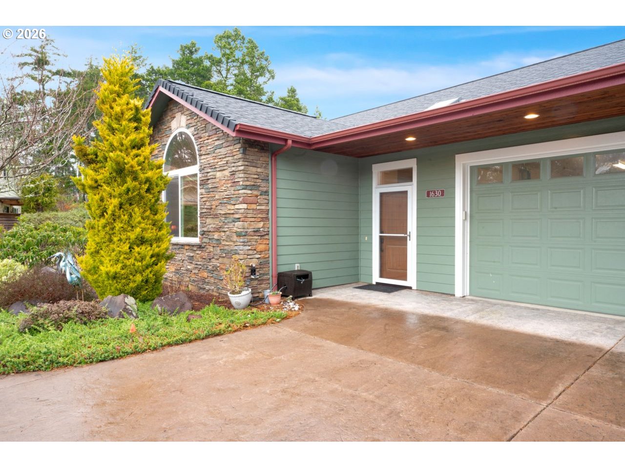 1630 38th Loop Florence, OR 97439 - Photo 4 of 35