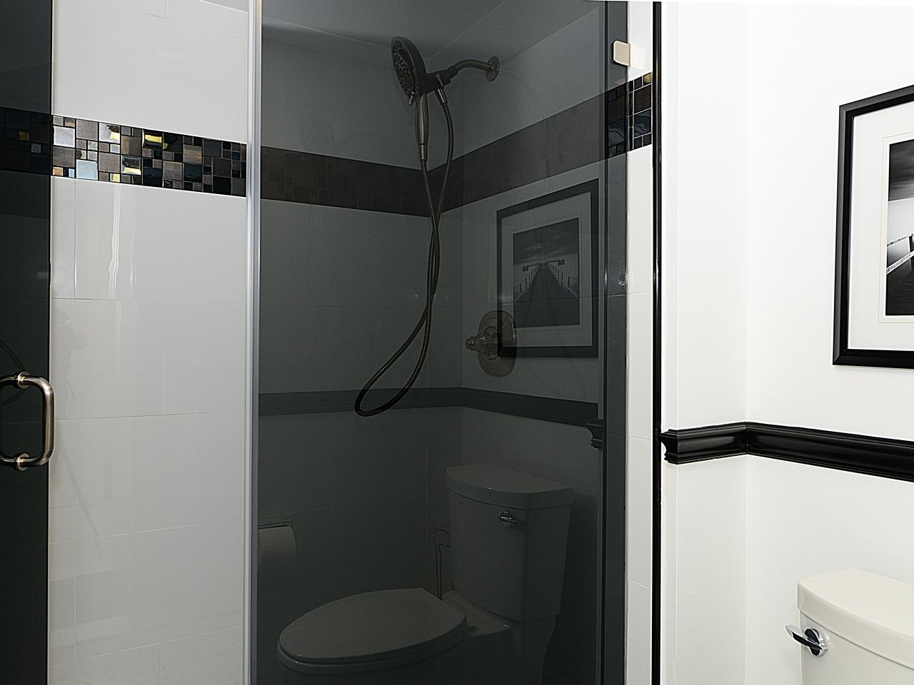 100 South Beach Road, Unit PHB Jupiter, FL 33469 - Photo 17 of 28 Guest Bathroom