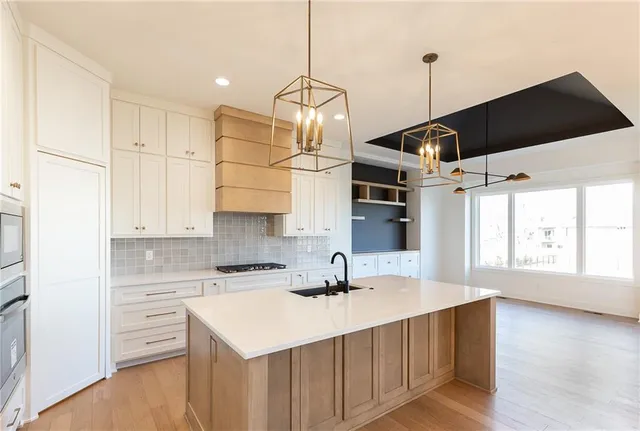 $889,000 | 18501 Mohawk Lane, Overland Park, KS 66085