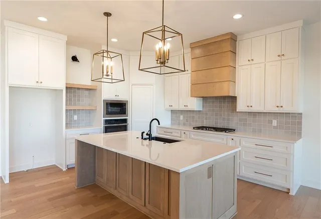 $889,000 | 18501 Mohawk Lane, Overland Park, KS 66085