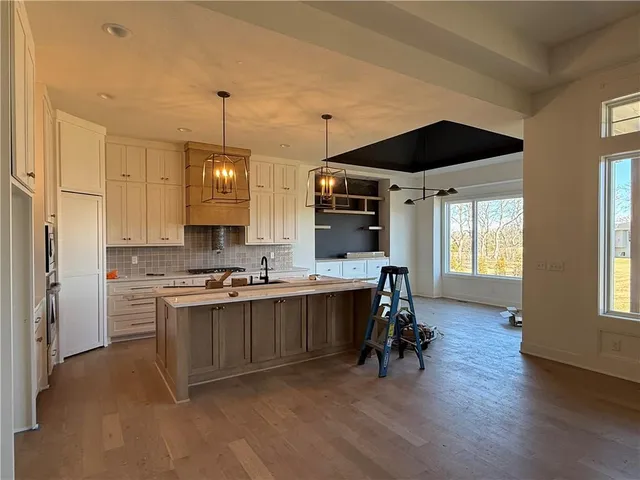 $889,000 | 18501 Mohawk Lane, Overland Park, KS 66085