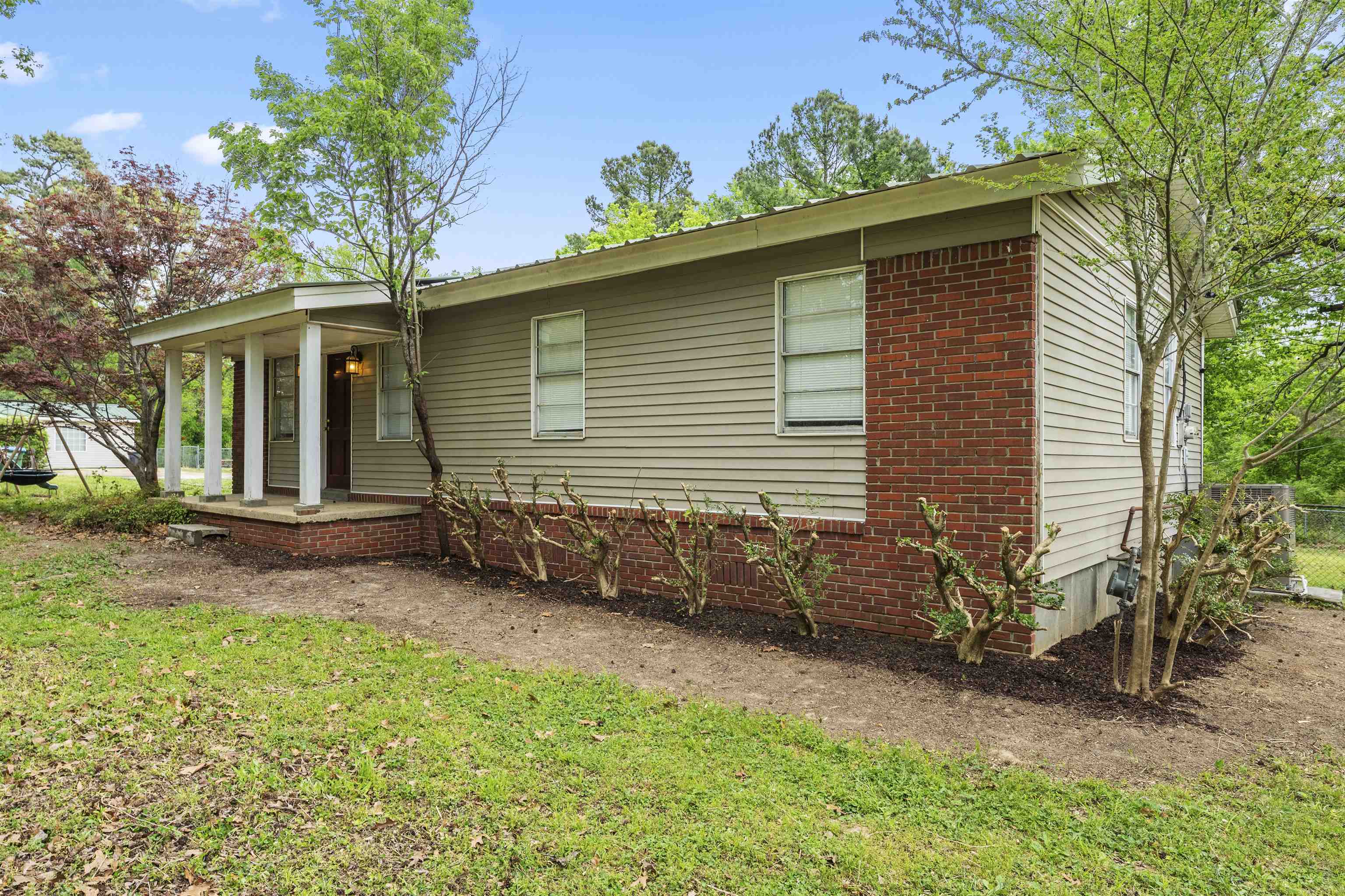 17 Walnut Road Munford, TN 38058 - Photo 2 of 20 Ranch-style house featuring a front yard and a porch