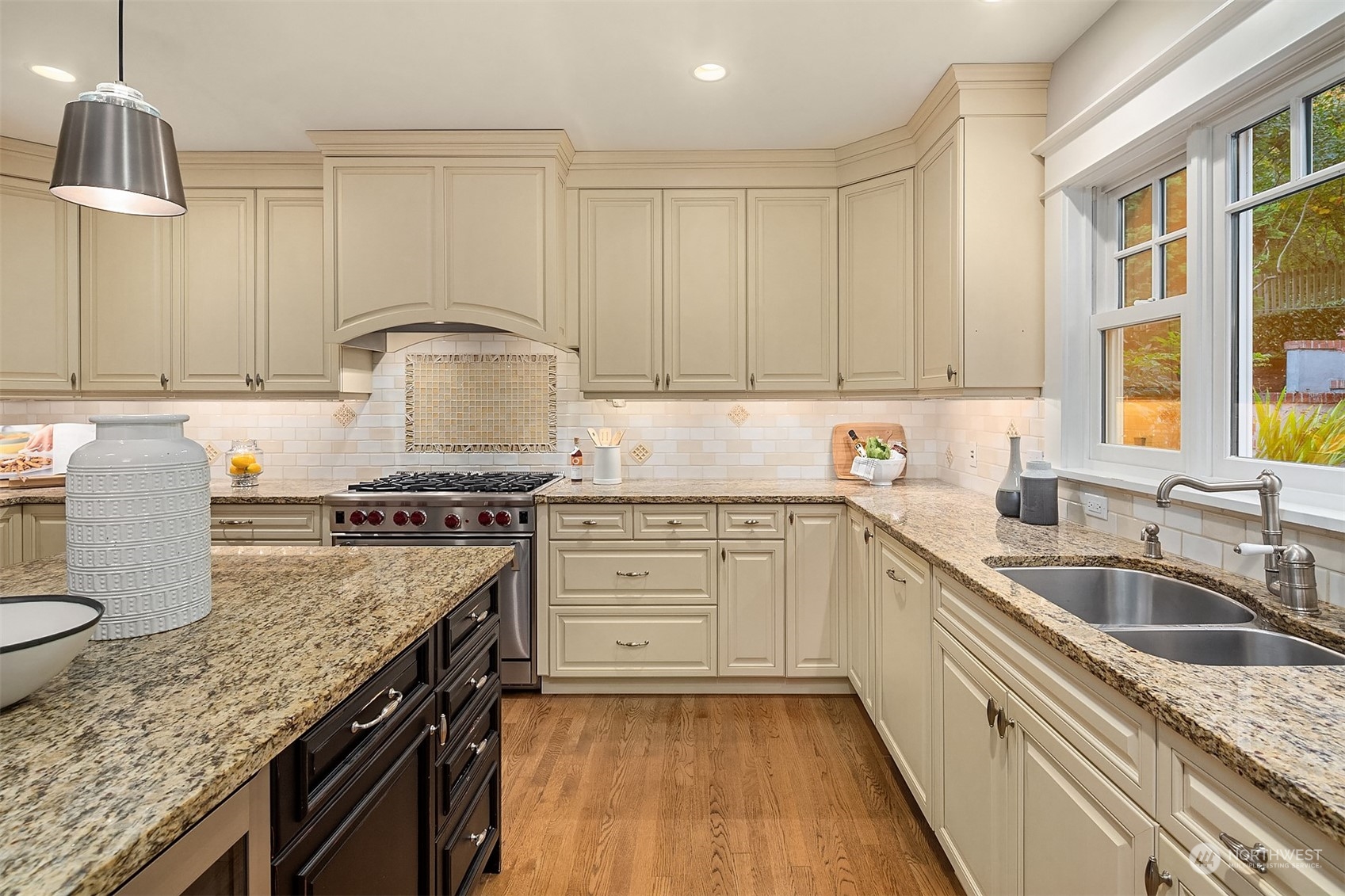 5544 Northeast Penrith Road Seattle, WA 98105 - Photo 16 of 40