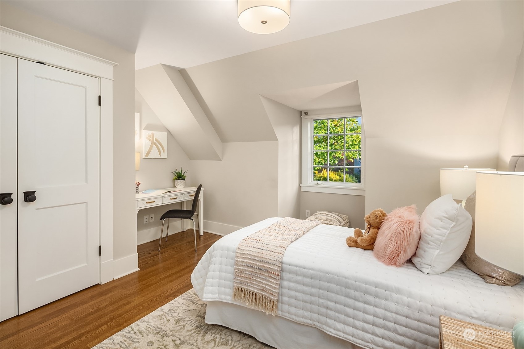 5544 Northeast Penrith Road Seattle, WA 98105 - Photo 19 of 40