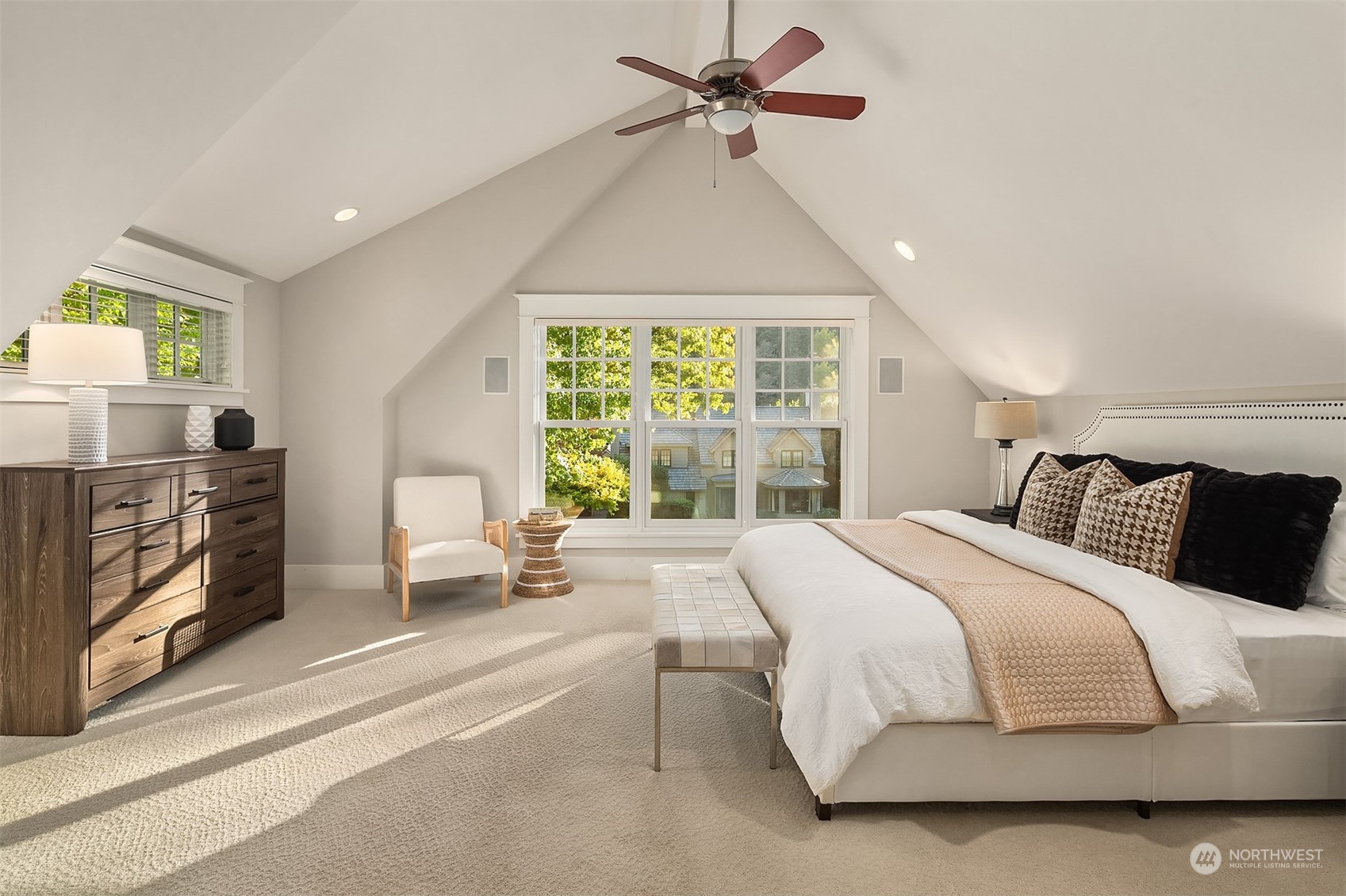 5544 Northeast Penrith Road Seattle, WA 98105 - Photo 24 of 40