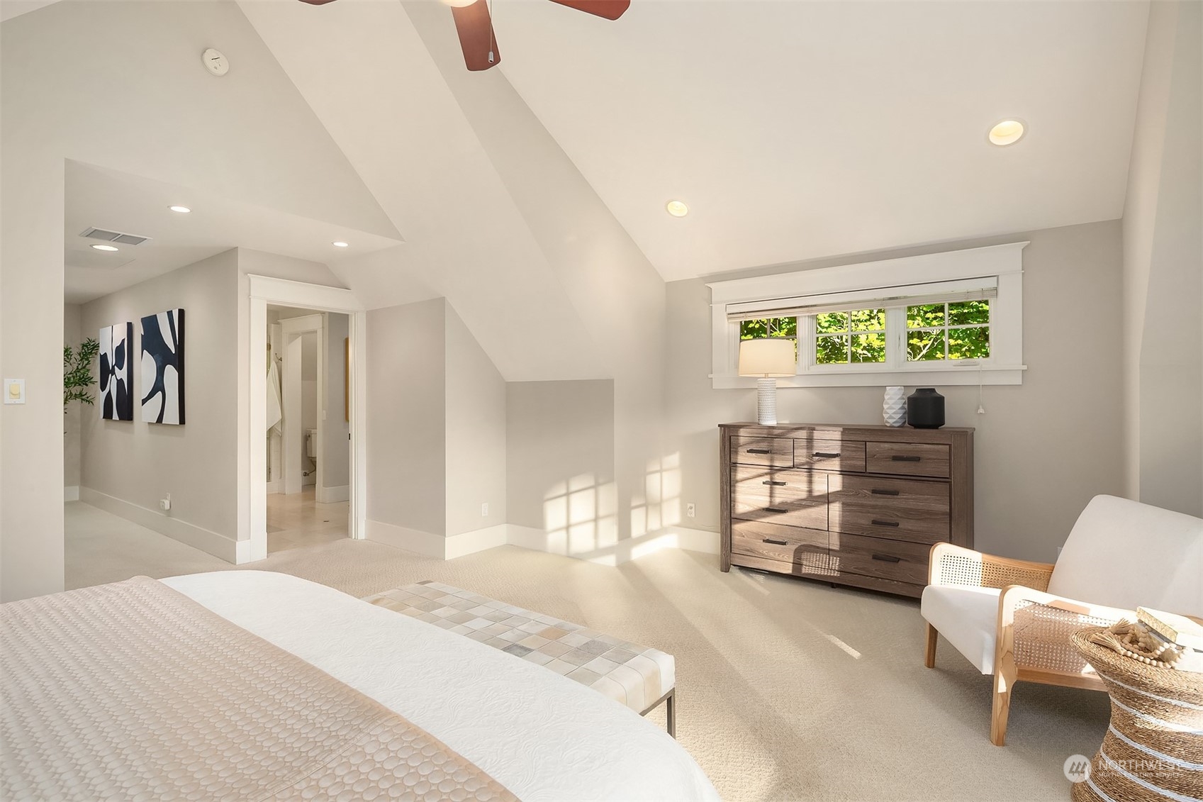 5544 Northeast Penrith Road Seattle, WA 98105 - Photo 25 of 40