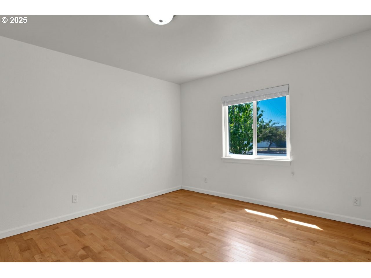475 North 35th Street Springfield, OR 97478 - Photo 12 of 20 an empty room with a window