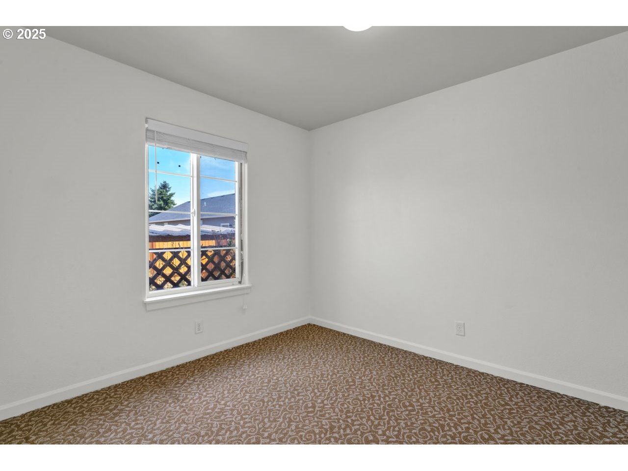 475 North 35th Street Springfield, OR 97478 - Photo 14 of 20 an empty room with a window