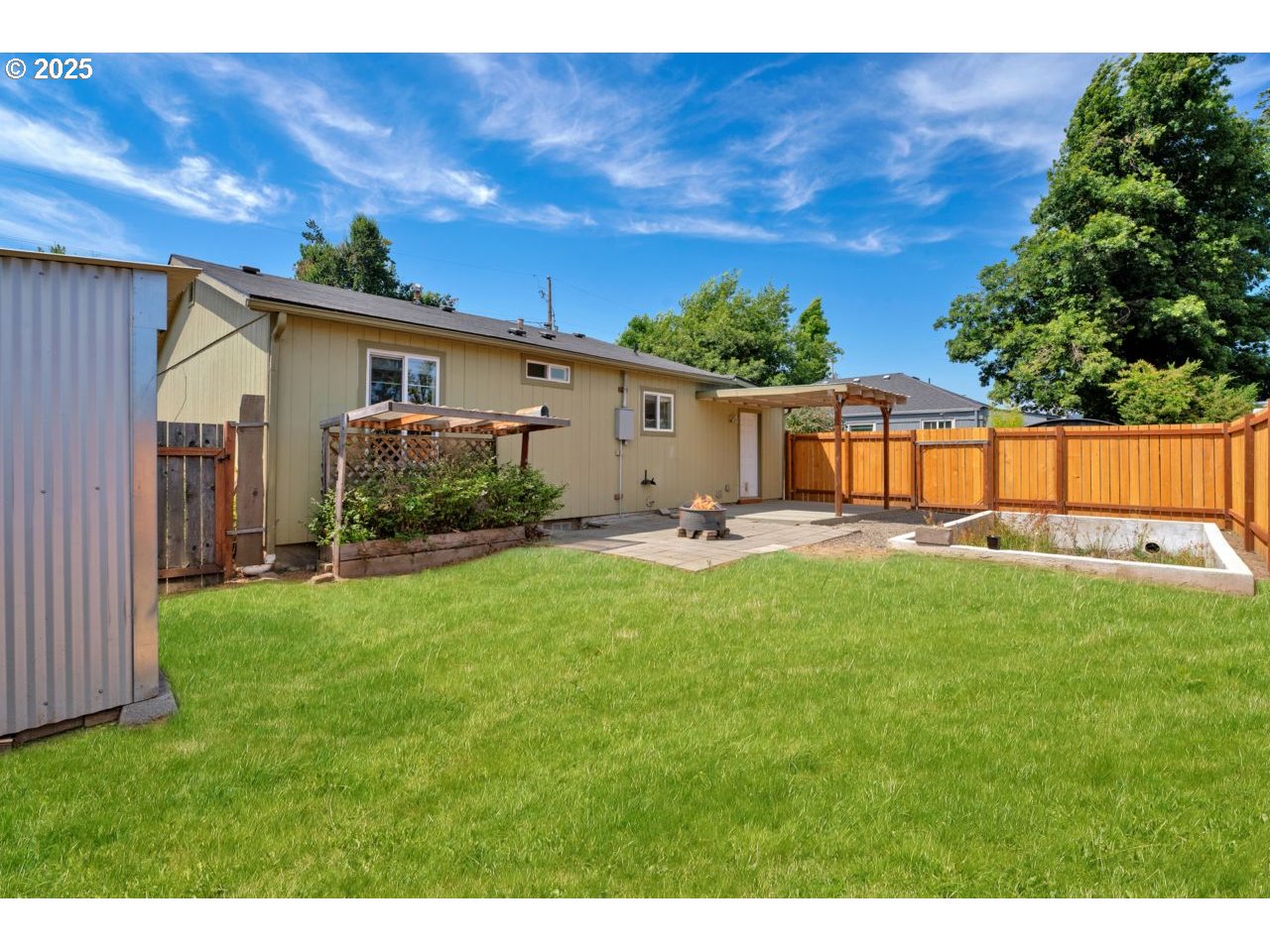 475 North 35th Street Springfield, OR 97478 - Photo 19 of 20 a backyard of a house with table and chairs