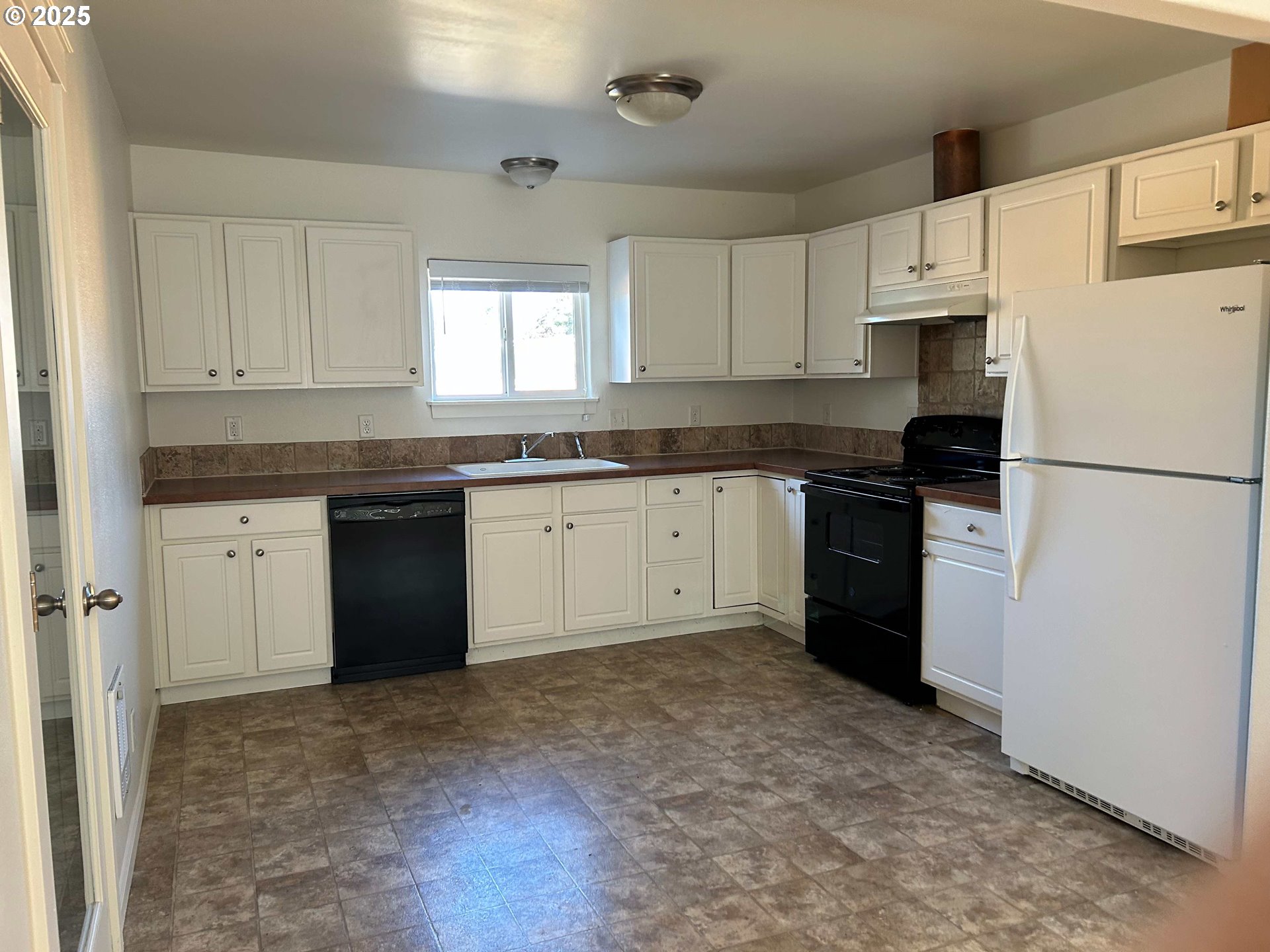 475 North 35th Street Springfield, OR 97478 - Photo 3 of 20 a kitchen with a sink stove and refrigerator