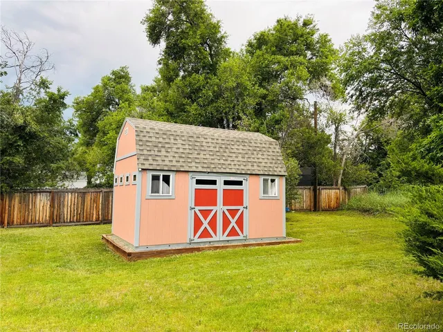 a view of a house with backyard and a yard