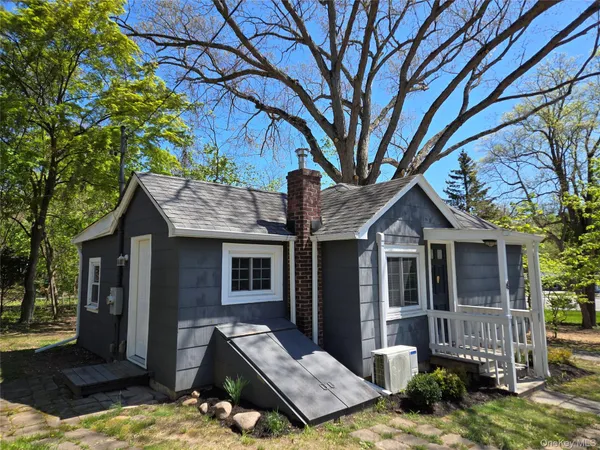 $2,800 | 4 Private Road, East Setauket, NY 11733