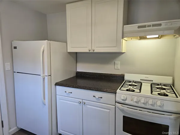 $2,800 | 4 Private Road, East Setauket, NY 11733