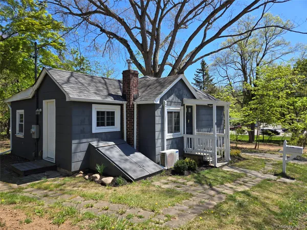 $2,800 | 4 Private Road, East Setauket, NY 11733