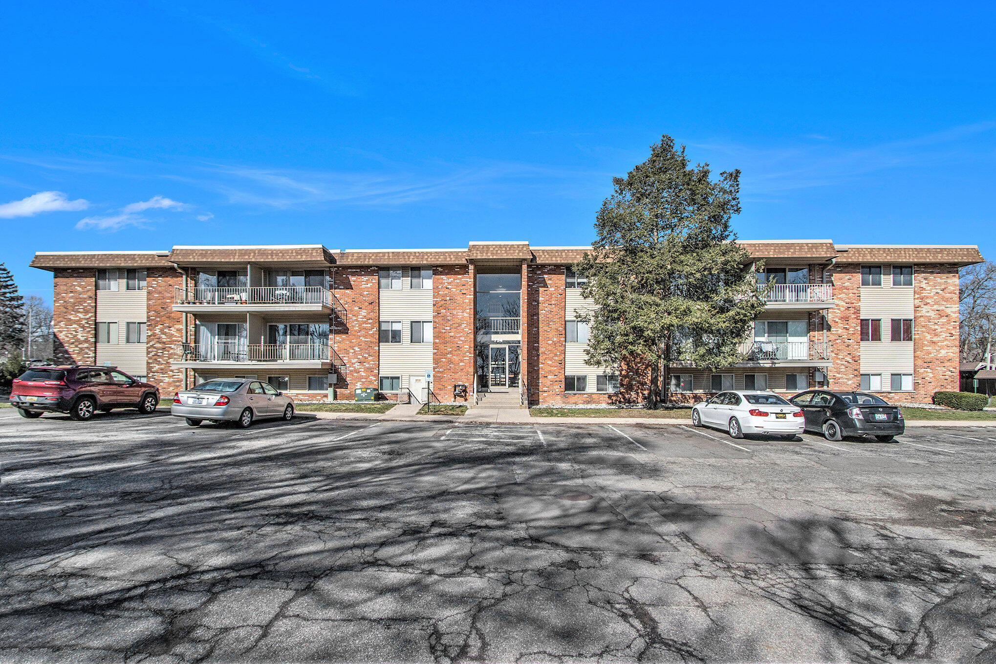 734 West Kilgore Road, Unit 108 Kalamazoo, MI 49008 - Photo 1 of 18 001_734westkilgore_28_68