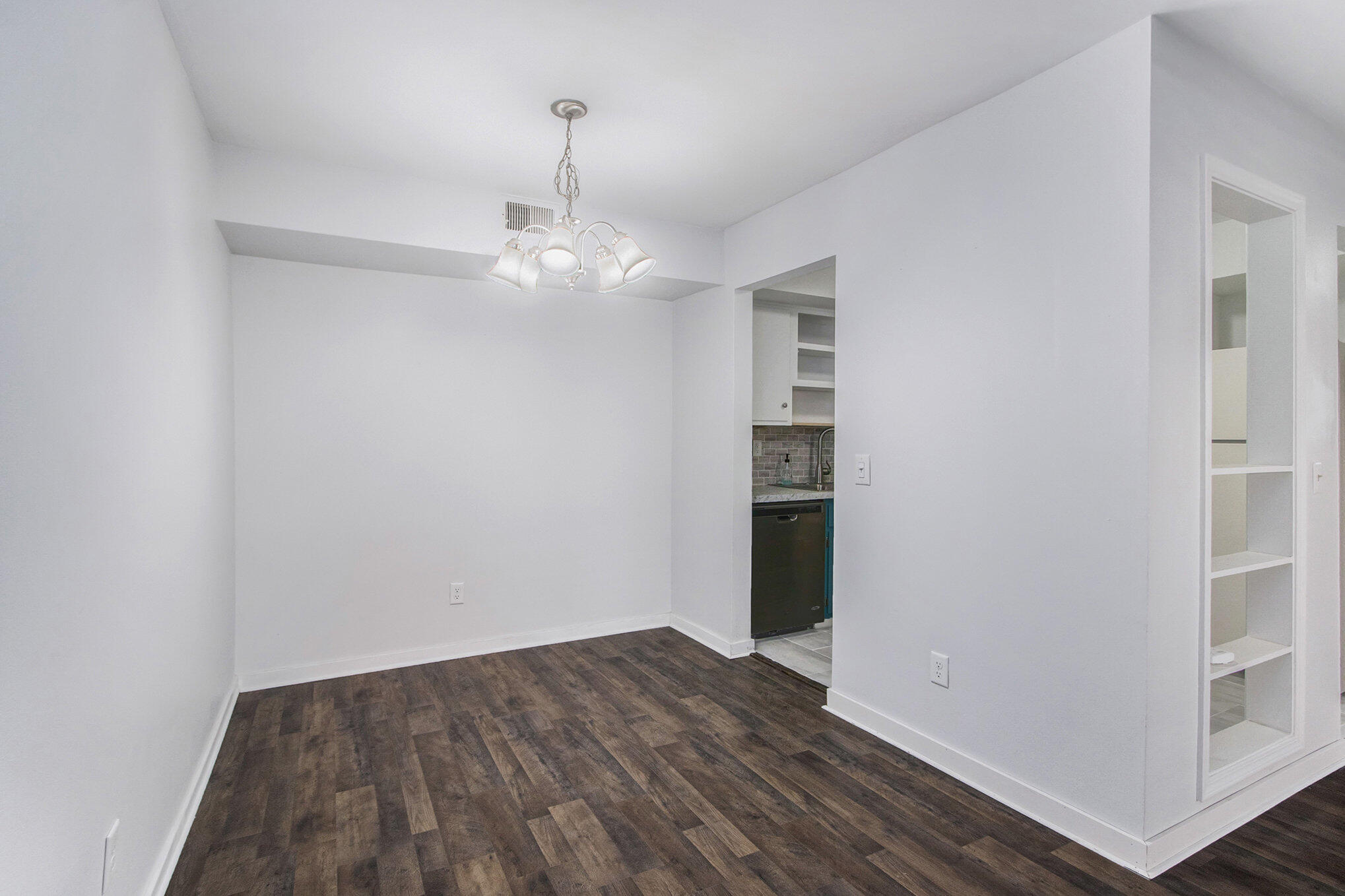 734 West Kilgore Road, Unit 108 Kalamazoo, MI 49008 - Photo 4 of 18 004_734westkilgore_3_367