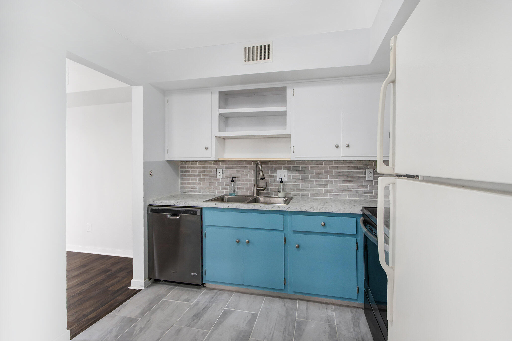 734 West Kilgore Road, Unit 108 Kalamazoo, MI 49008 - Photo 7 of 18 007_734westkilgore_9_433