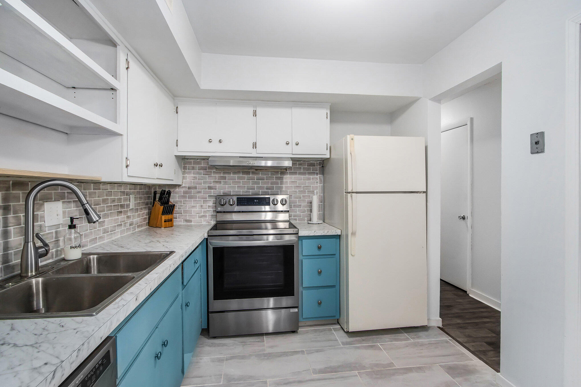 734 West Kilgore Road, Unit 108 Kalamazoo, MI 49008 - Photo 8 of 18 008_734westkilgore_11_772