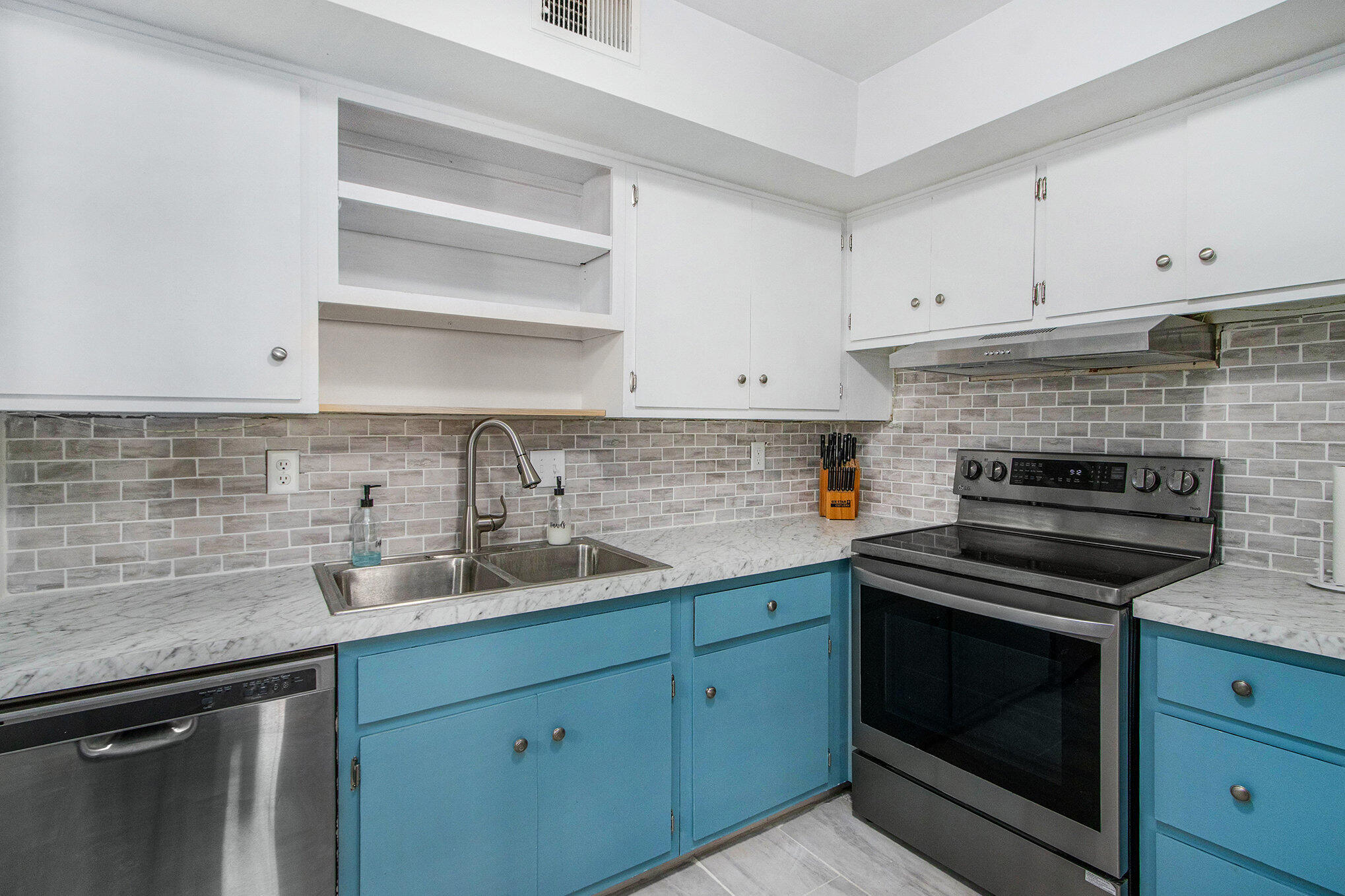 734 West Kilgore Road, Unit 108 Kalamazoo, MI 49008 - Photo 9 of 18 009_734westkilgore_13_145