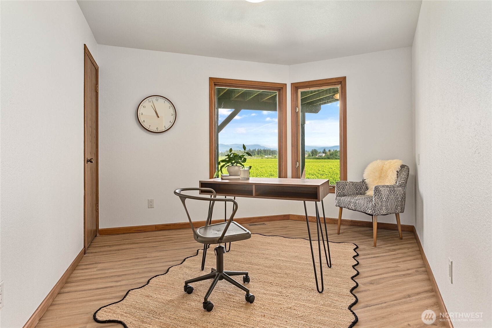 1133 East Pole Road Everson, WA 98247 - Photo 21 of 40 a living room with furniture and a window
