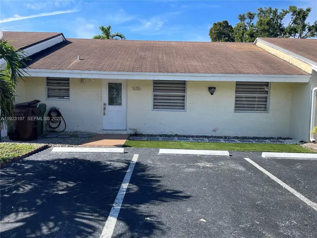 $2,850 | 5216 West 24th Way, Unit 17D, Hialeah, FL 33016