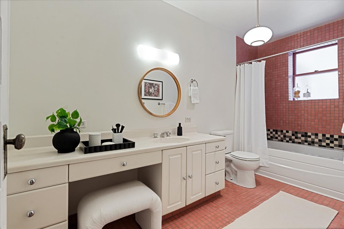 684 West Irving Park Road, Unit E5 Chicago, IL 60613 - Photo 36 of 38 Gallery Image 36