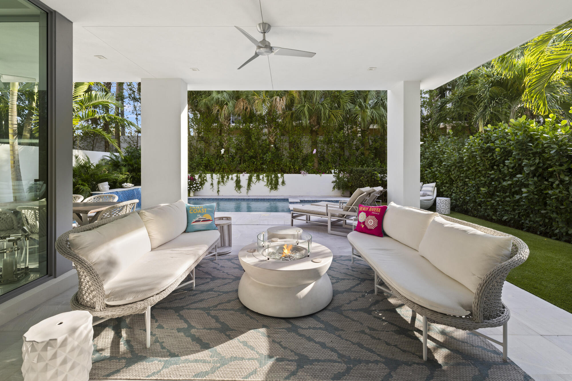 402 Ocean One Lane Juno Beach, FL 33408 - Photo 31 of 45 a living room with patio furniture and a potted plant