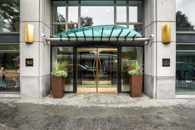 a view of entryway with a outdoor space