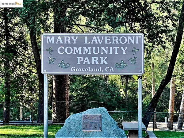 a sign that is on the wall of a building