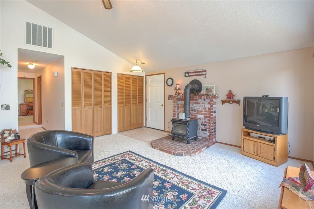 9625 Case Road Southwest Olympia, WA 98512 - Photo 15 of 19 Gallery Image 15