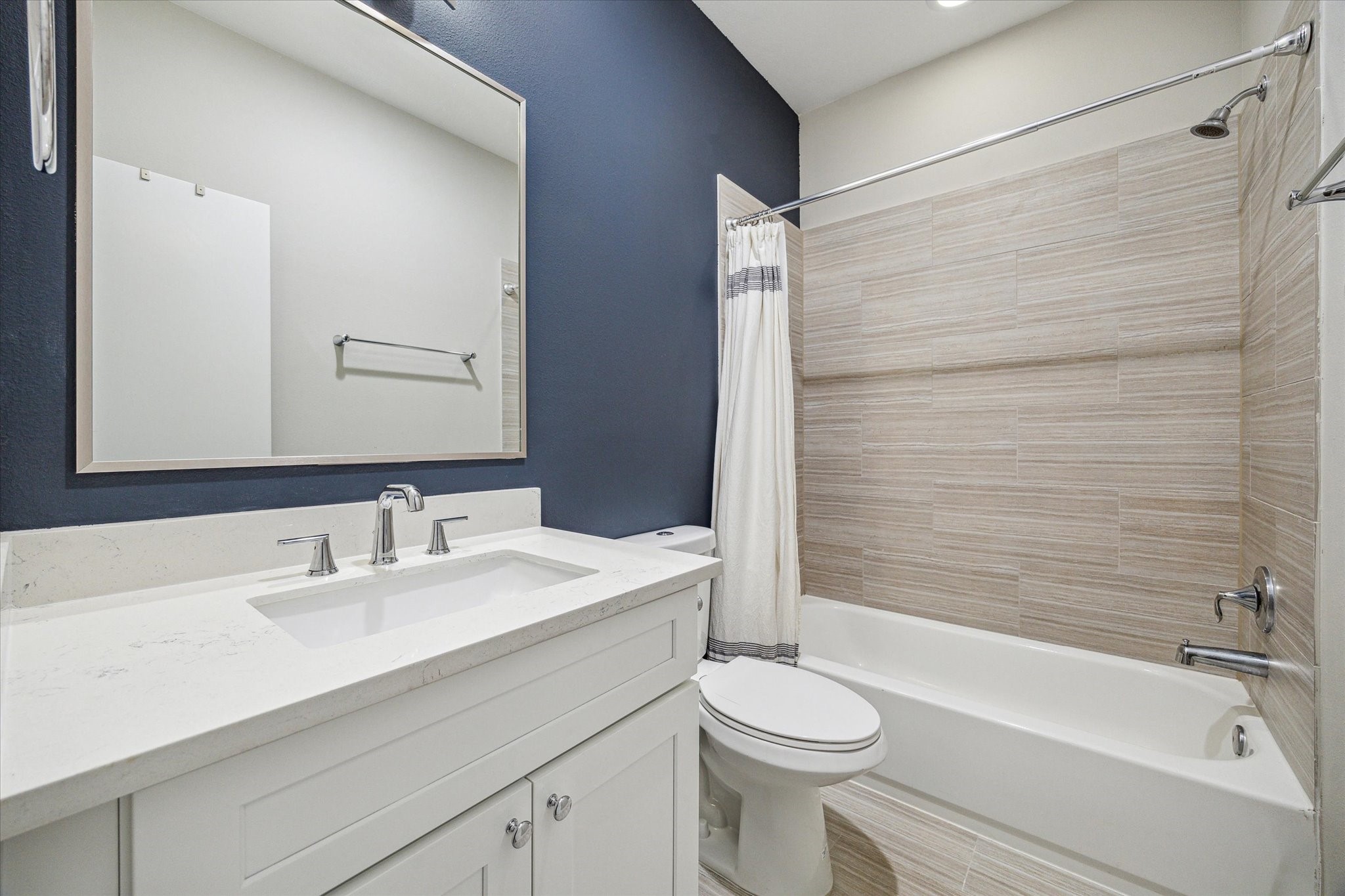 5520 Rosslyn Road Houston, TX 77091 - Photo 16 of 24 Bedroom 2 en-suite bathroom