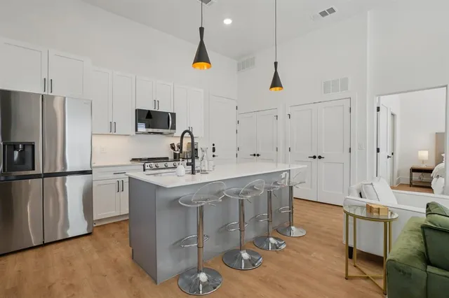 $1,999 | 6418 Maple Avenue, Unit 304, Dallas, TX 75235