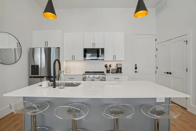 $1,999 | 6418 Maple Avenue, Unit 304, Dallas, TX 75235