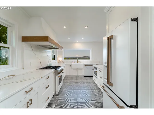 $1,100,000 | 6442 Southwest Parkhill Drive, Portland, OR 97239