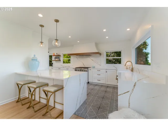 $1,100,000 | 6442 Southwest Parkhill Drive, Portland, OR 97239