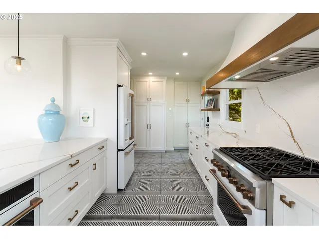 $1,100,000 | 6442 Southwest Parkhill Drive, Portland, OR 97239